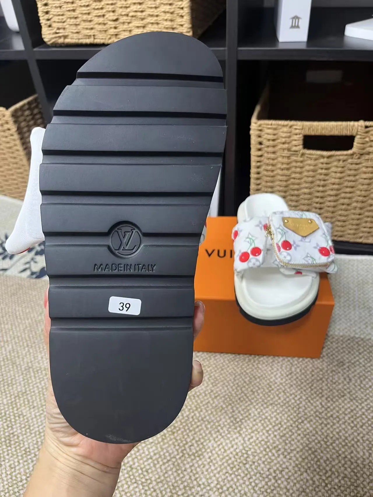 P380 yuan LV Louis Vuitton Full of high-end feel! A popular model among bloggers at home and abroad, it’s retro and fashionable, and looks stunning on your feet! Mainly recommended model on the official website★ ━━━━━ ЅᏇєєt ━━━━━ ▪️Upper: original calfskin ➕5D printing process ▪️Inner: imported mixed sheepskin ▪️Outsole: original molded foam outsole ▪️Size: Female 35-40 Men's 39-44 (women's 41 men's 45)